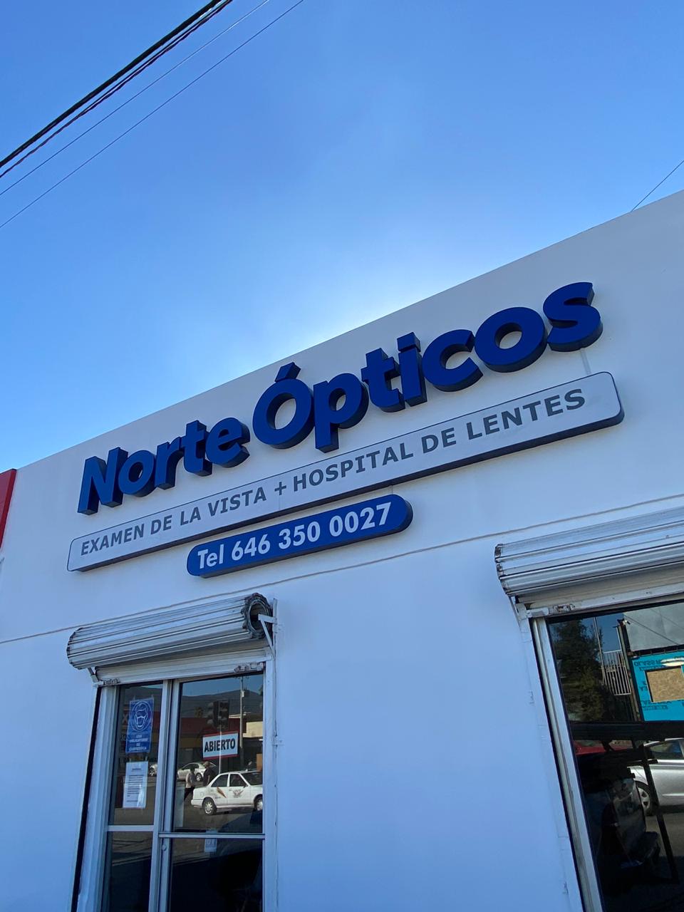 Fachada de Norte Ópticos en Av. México 107, con el letrero azul y el teléfono 646 350 0027